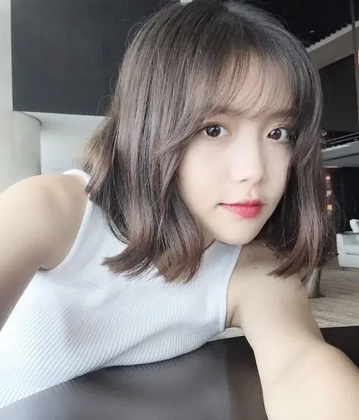 Gái xinh tóc ngang vai trong không gian xanh Gái xinh tóc ngang vai trong không gian xanh
