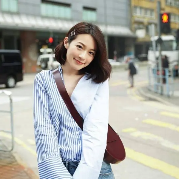 Gái xinh tóc ngang vai với đôi môi mỉm cười Gái xinh tóc ngang vai với đôi môi mỉm cười