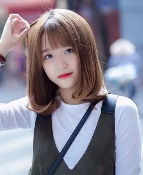 Gái xinh tóc ngang vai ánh nhìn quyến rũ Gái xinh tóc ngang vai ánh nhìn quyến rũ