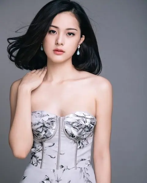 Gái xinh tóc ngang vai và nụ cười tỏa sáng Gái xinh tóc ngang vai và nụ cười tỏa sáng