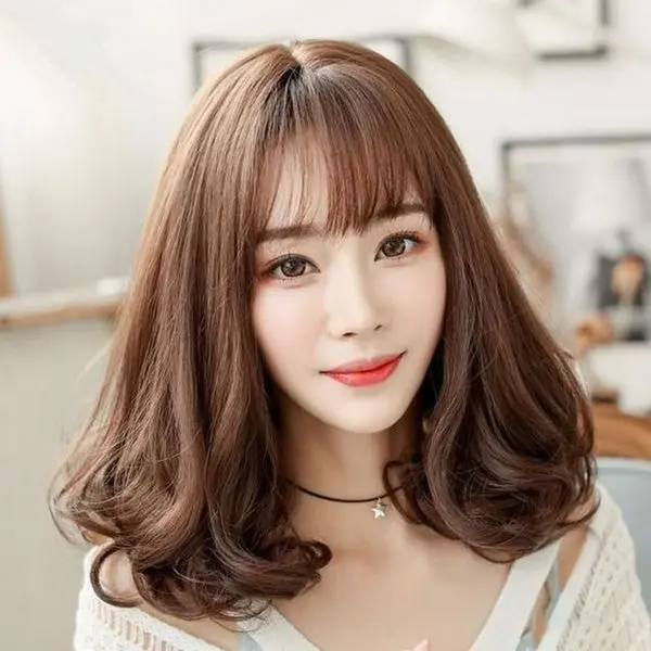 Gái xinh tóc ngang vai với nụ cười mỉm Gái xinh tóc ngang vai với nụ cười mỉm