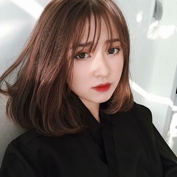 Gái xinh tóc ngang vai tươi cười Gái xinh tóc ngang vai tươi cười