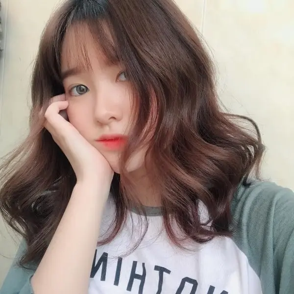 Gái xinh tóc ngang vai với nụ cười tự nhiên Gái xinh tóc ngang vai với nụ cười tự nhiên