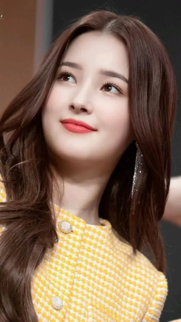 Nụ cười dịu dàng của cô gái xinh nhất thế giới Nụ cười dịu dàng của cô gái xinh nhất thế giới