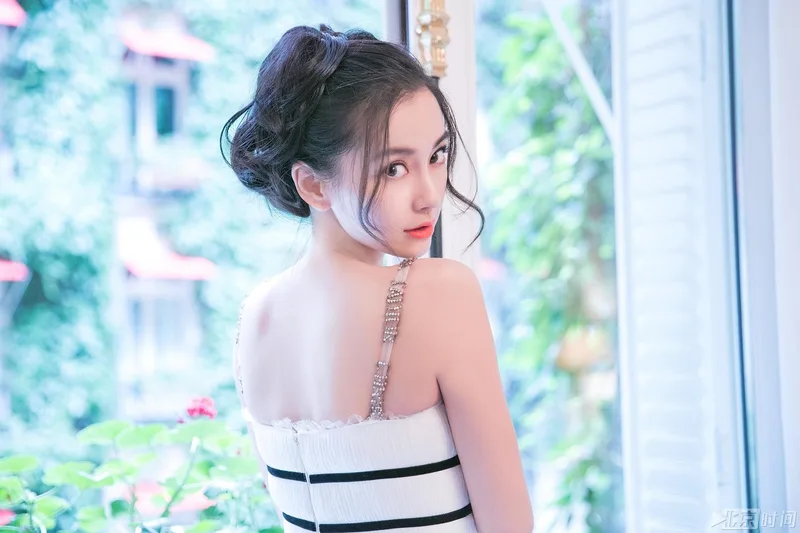 Góc nghiêng ấn tượng của cô gái xinh nhất thế giới Góc nghiêng ấn tượng của cô gái xinh nhất thế giới
