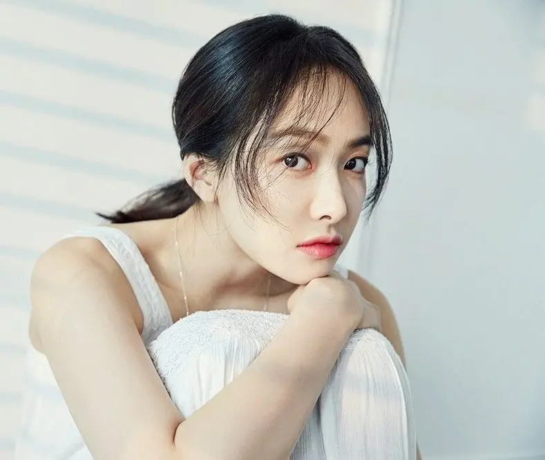 Gái xinh Trung Quốc thu hút ánh nhìn với vẻ đẹp trong sáng