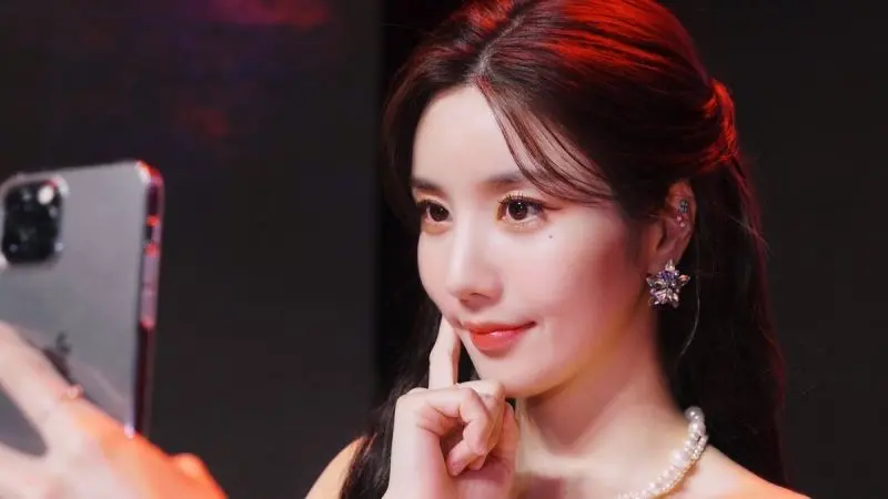 Gái xinh cười say đắm Gái xinh cười say đắm