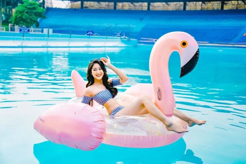 Gái xinh mặc bikini tại bãi biển Gái xinh mặc bikini tại bãi biển