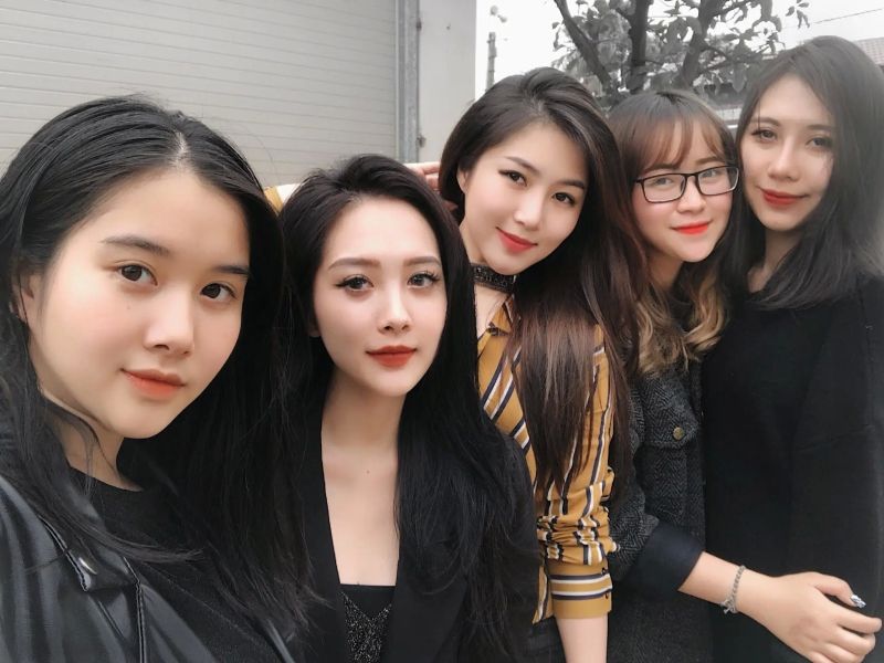 Dàn gái xinh hòa nhịp cùng không khí náo nhiệt