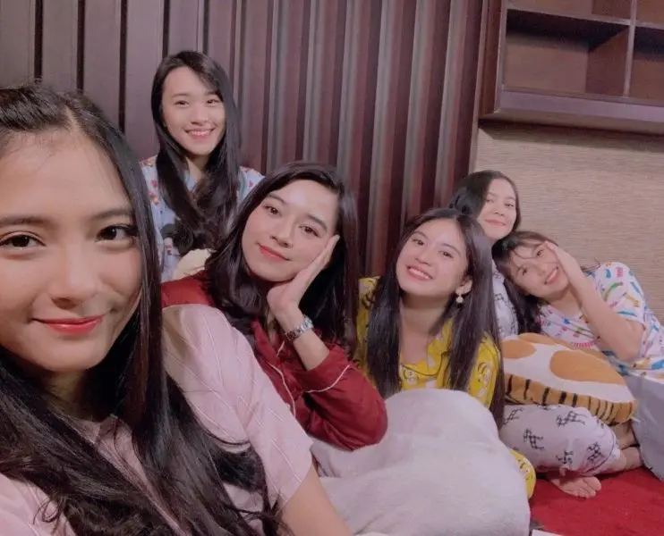 Dàn gái xinh trong một không gian đầy âm nhạc