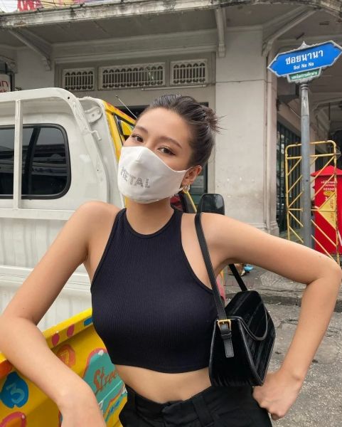 Gái xinh đeo khẩu trang trong ánh sáng ban mai Gái xinh đeo khẩu trang trong ánh sáng ban mai