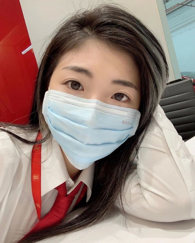 Gái xinh đeo khẩu trang chụp ảnh trong ánh sáng vàng Gái xinh đeo khẩu trang chụp ảnh trong ánh sáng vàng
