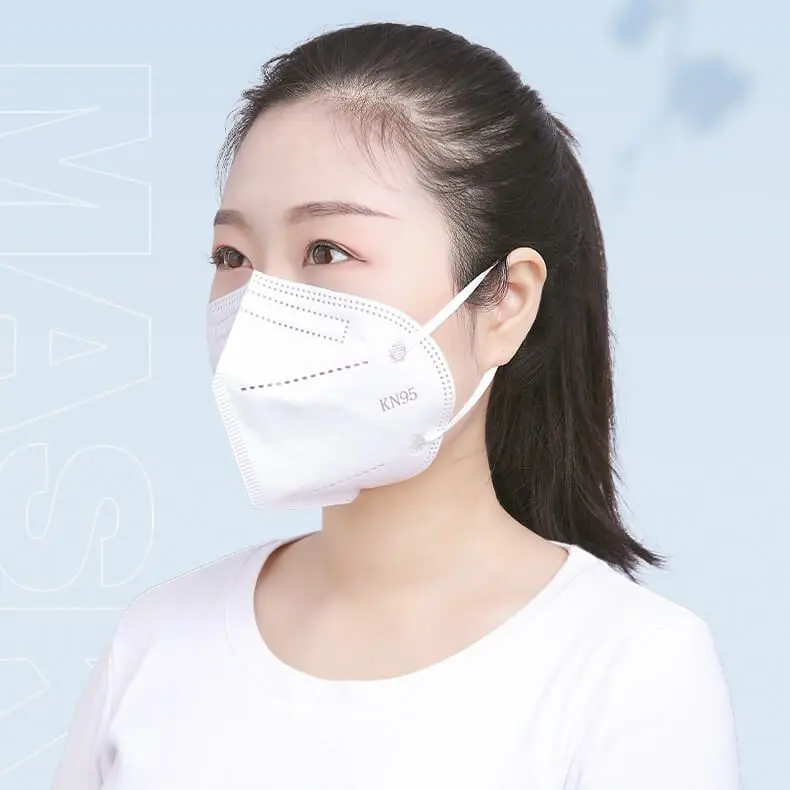 Gái xinh đeo khẩu trang chụp ảnh tại quán cà phê Gái xinh đeo khẩu trang chụp ảnh tại quán cà phê