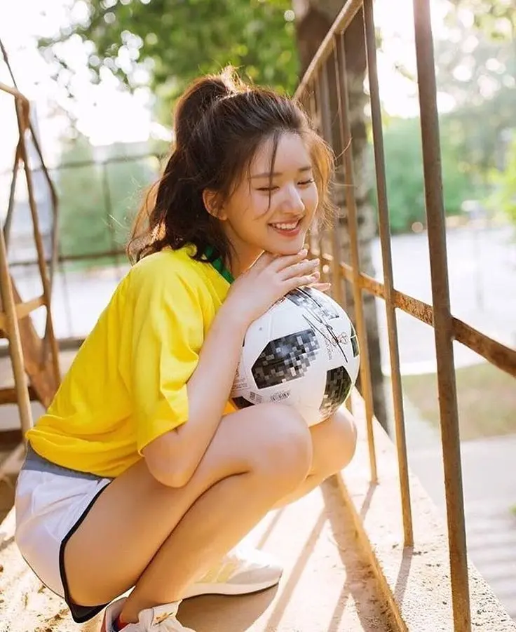 Gái xinh bóng đá tươi trẻ và tự tin