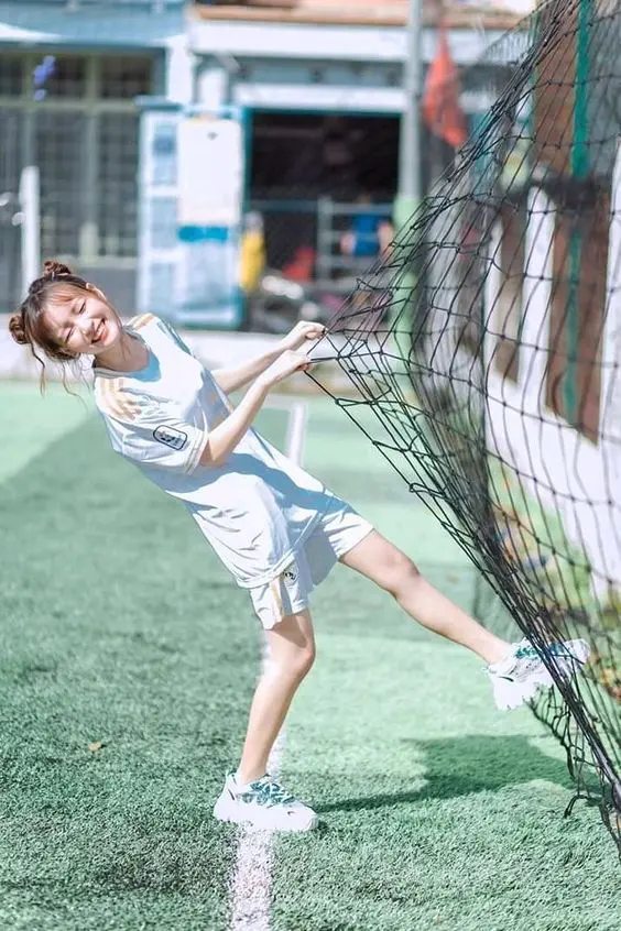 Gái xinh bóng đá với ánh mắt rạng rỡ