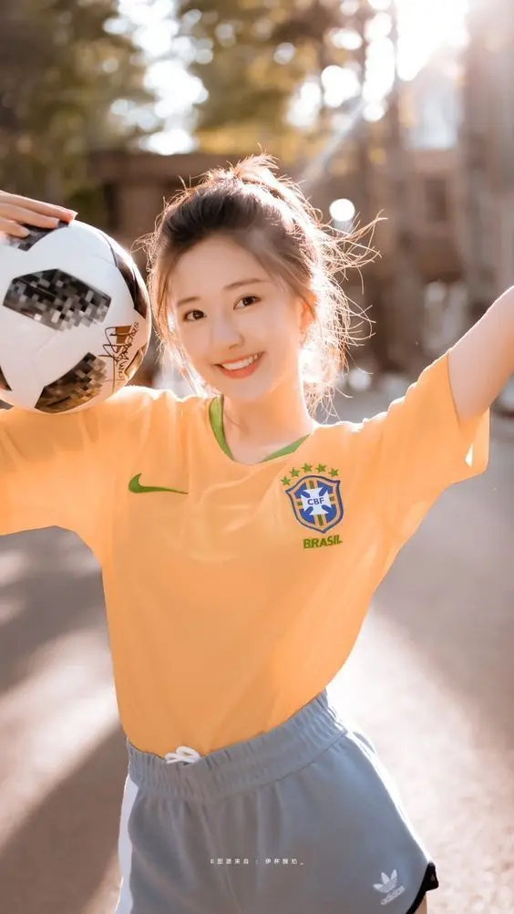 Gái xinh bóng đá nổi bật trong đám đông