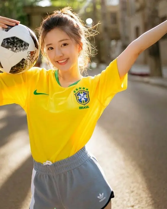 Gái xinh bóng đá luôn cổ vũ hết mình