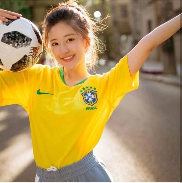 Gái xinh bóng đá vui vẻ và tươi cười
