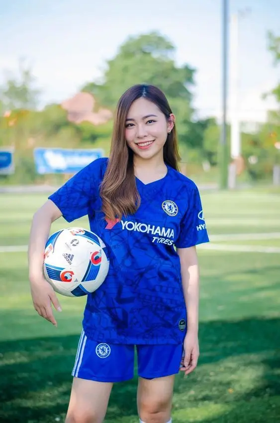 Gái xinh bóng đá với nụ cười dịu dàng