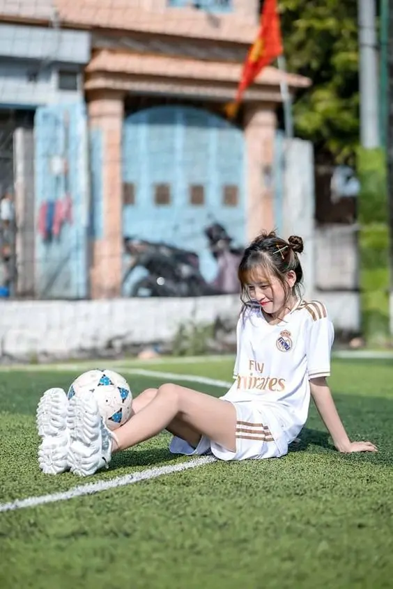 Gái xinh bóng đá luôn tươi cười thân thiện
