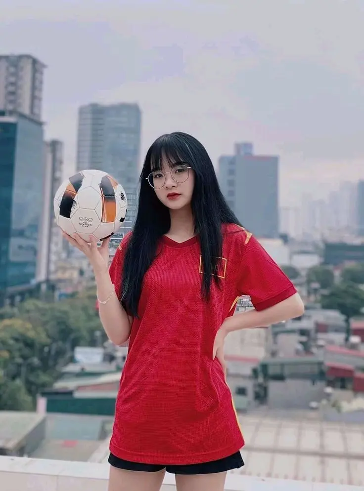 Gái xinh bóng đá luôn tràn đầy năng lượng