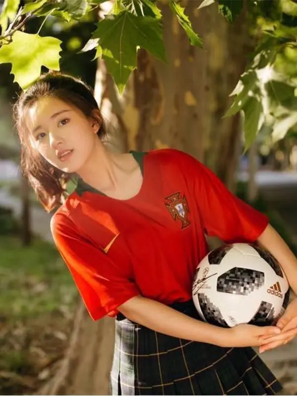 Gái xinh bóng đá cười tươi rạng ngời
