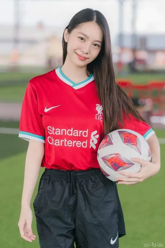 Gái xinh bóng đá với mái tóc bồng bềnh