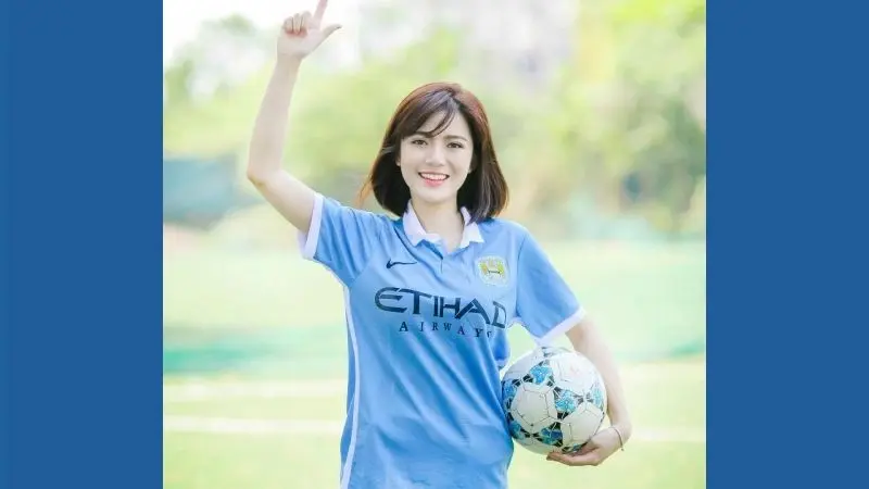 Gái xinh bóng đá với nụ cười rạng rỡ