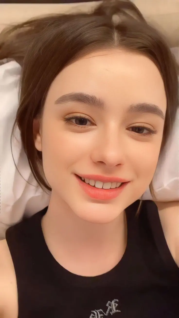 Gái tây xinh sở hữu đôi mắt sâu lắng Gái tây xinh sở hữu đôi mắt sâu lắng