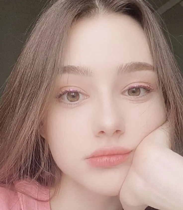 Gái tây xinh với ánh nhìn lôi cuốn Gái tây xinh với ánh nhìn lôi cuốn