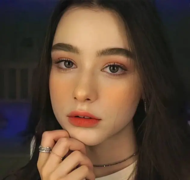 Gái tây xinh với làn da mịn màng và sáng Gái tây xinh với làn da mịn màng và sáng