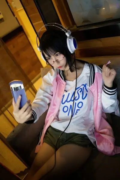 Ảnh gái xinh game tạo dáng năng động Ảnh gái xinh game tạo dáng năng động