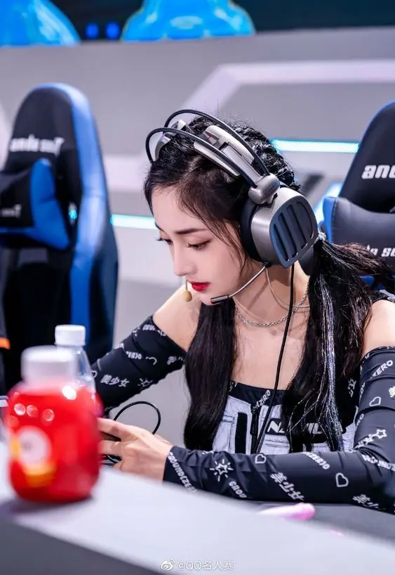 Ảnh gái xinh game biểu cảm lém lỉnh Ảnh gái xinh game biểu cảm lém lỉnh