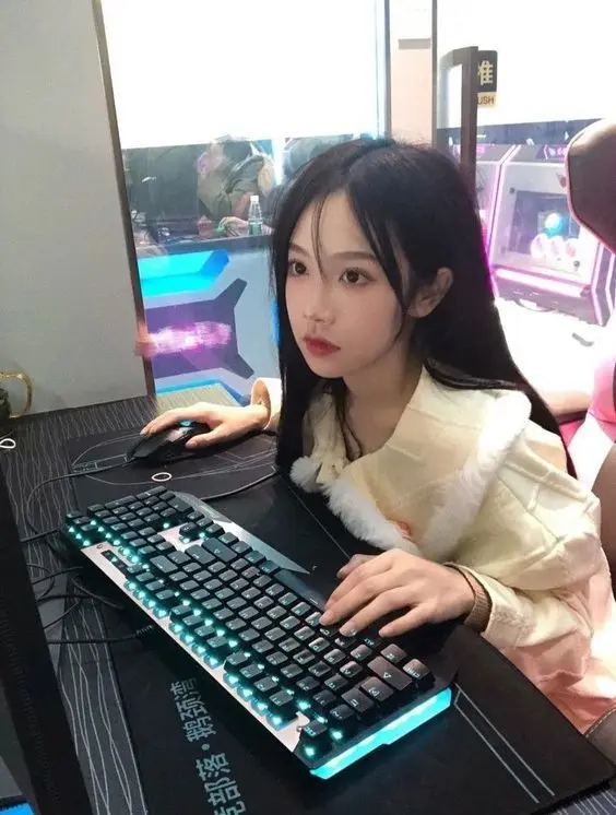 Gái xinh game nhìn vào camera Gái xinh game nhìn vào camera