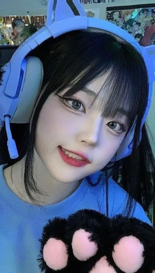 Gái xinh game ánh mắt đầy tâm trạng Gái xinh game ánh mắt đầy tâm trạng