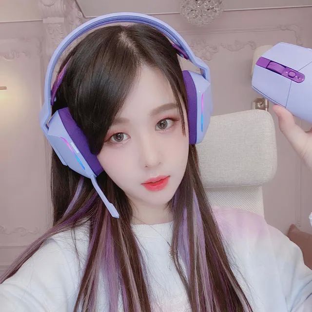 Gái xinh game tạo dáng trước màn hình Gái xinh game tạo dáng trước màn hình