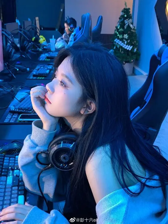 Ảnh gái xinh game ánh mắt quyến rũ Ảnh gái xinh game ánh mắt quyến rũ
