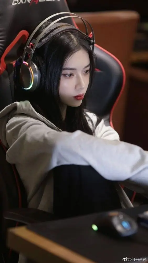 Gái xinh game tạo dáng đầy cuốn hút Gái xinh game tạo dáng đầy cuốn hút