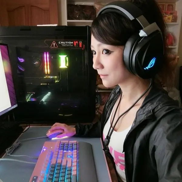 Gái xinh game ánh nhìn lạnh lùng Gái xinh game ánh nhìn lạnh lùng