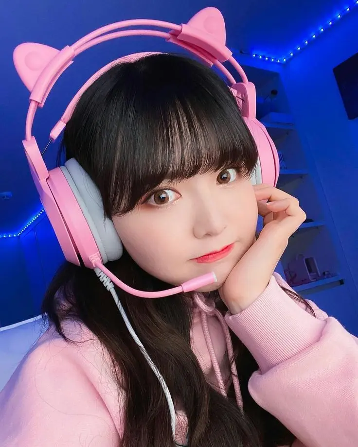 Gái xinh game ánh mắt ngây thơ Gái xinh game ánh mắt ngây thơ