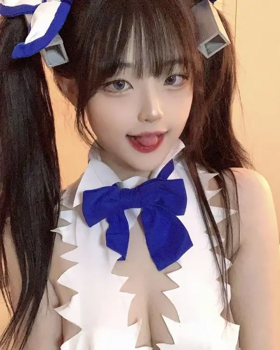 Gái xinh game tạo dáng nhẹ nhàng Gái xinh game tạo dáng nhẹ nhàng