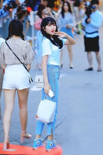 Gái xinh dạo phố với nụ cười tỏa sáng Gái xinh dạo phố với nụ cười tỏa sáng