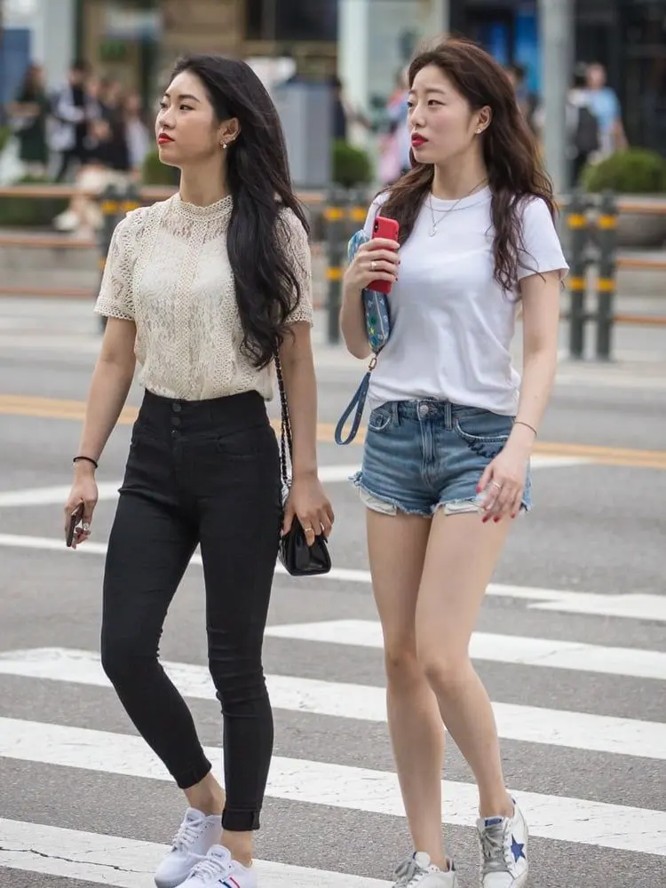 Gái xinh dạo phố với nụ cười rạng rỡ Gái xinh dạo phố với nụ cười rạng rỡ