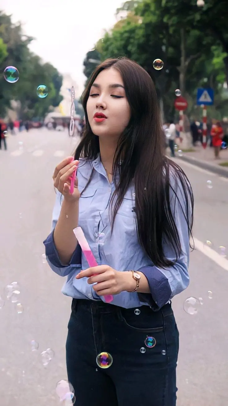 Gái xinh dạo phố trong buổi hoàng hôn Gái xinh dạo phố trong buổi hoàng hôn