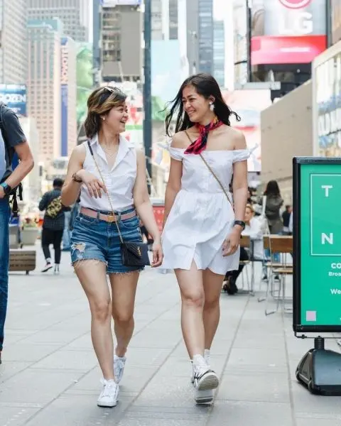 Gái xinh dạo phố giữa những tòa nhà cao tầng Gái xinh dạo phố giữa những tòa nhà cao tầng