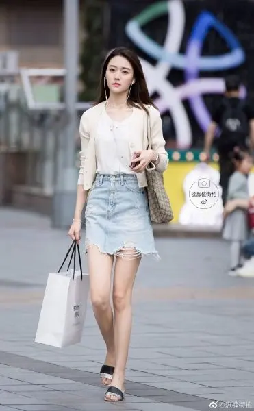 Gái xinh dạo phố trên con đường đông đúc Gái xinh dạo phố trên con đường đông đúc