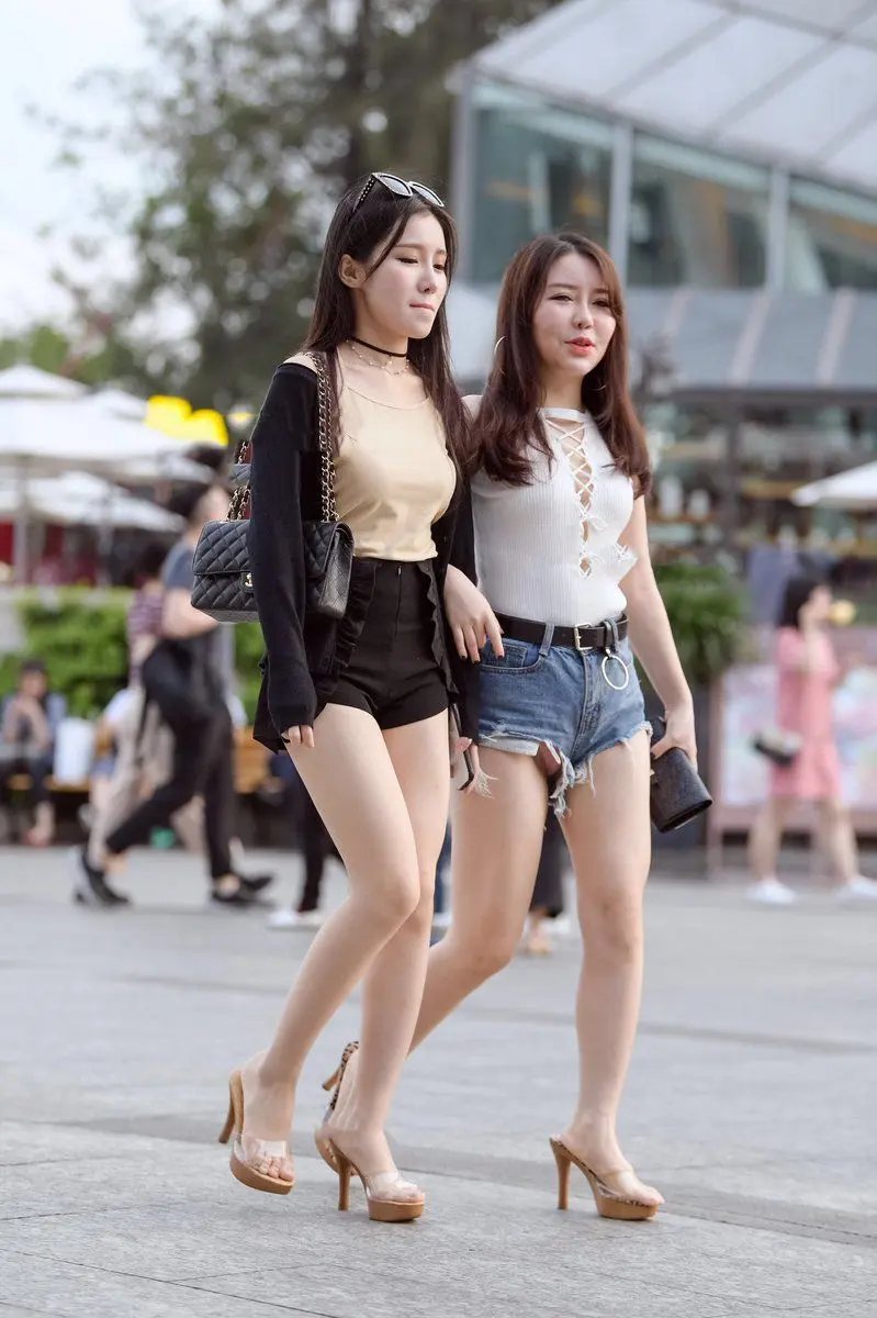 Gái xinh dạo phố trong ánh nắng ban mai Gái xinh dạo phố trong ánh nắng ban mai