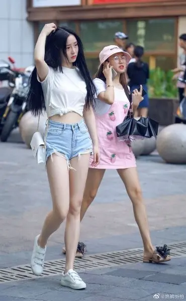 Gái xinh dạo phố bên bạn bè Gái xinh dạo phố bên bạn bè