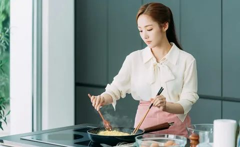 Gái xinh nấu ăn và chiên trứng