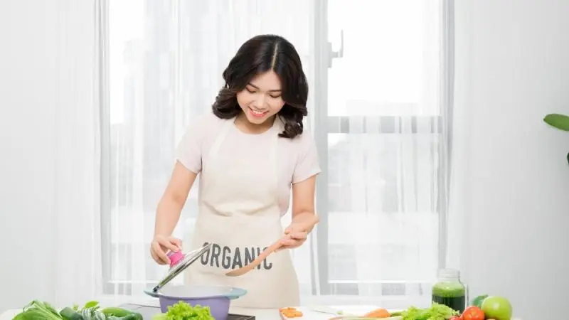 Gái xinh nấu ăn với rau củ sạch